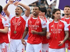Pravda Arsenal VAR ako tabuľka Premier League bez toho nastavuje rekord raz a navždy William Saliba, Gabriel Magalhaes, Riccardo Calafiori, Ben White a Martin Zubimendi z Arsenalu oslavujú