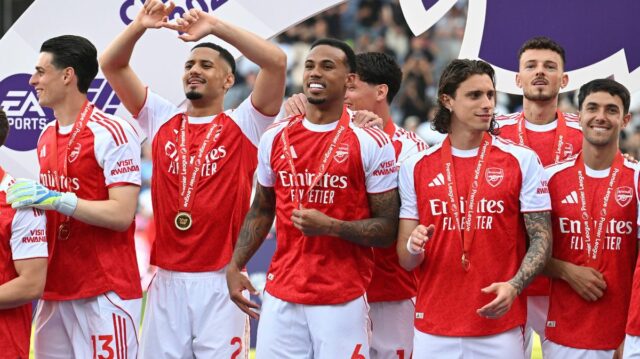 William Saliba, Gabriel Magalhaes, Riccardo Calafiori, Ben White a Martin Zubimendi z Arsenalu oslavujú