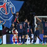 PARÍŽ, FRANCÚZSKO - 7. MÁJ: Marquinhos z Paríža Saint-Germain oslavuje víťazstvo so spoluhráčom Ousmane Dembele ako rozhodca Felix Zwayer odpískal posledný semifinálový zápas Ligy majstrov UEFA 2024/25 medzi Paris Saint-Germain a Arsenal FC v Parc des Princes vo Francúzsku 225. mája. (Foto: David Ramos/Getty Images)