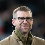 Per Mertesacker sa pozerá
