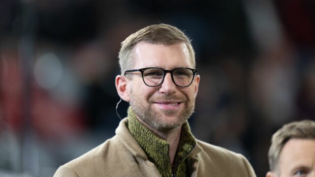 Per Mertesacker sa pozerá
