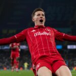 Elliot Anderson oslavuje po strelení gólu pre Nottingham Forest