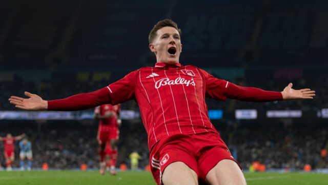 Elliot Anderson oslavuje po strelení gólu pre Nottingham Forest