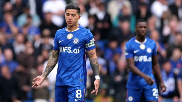 Prečo bude pre Chelsea ťažké presvedčiť Xabiho Alonsa alebo Andoniho Enzo Fernandez z Chelsea vyzerá skľúčene