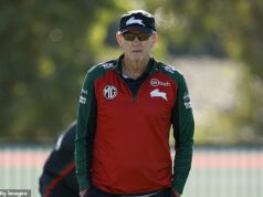Prečo musel Wayne Bennett vynechať stretnutie tímu po smrti jedného zo svojich obľúbených hráčov Chrisa Phelana Wayne Bennett urobil srdcervúce rozhodnutie vynechať stretnutie premiérov v Brisbane v roku 2006, aby sa zúčastnil na pohrebe bývalého riadneho Chrisa Phelana.