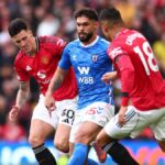 Benjamin Sesko a Casemiro tlačia na Omara Aldereteho