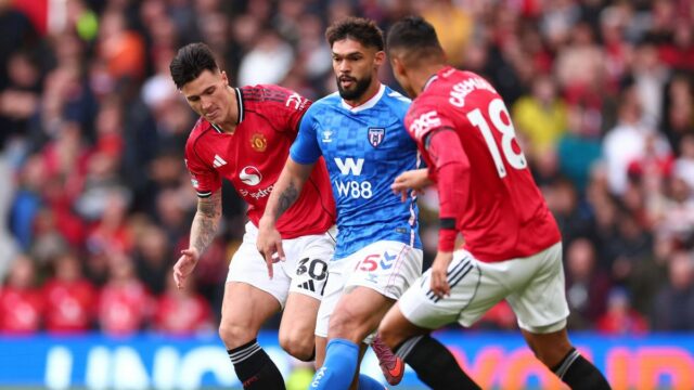 Benjamin Sesko a Casemiro tlačia na Omara Aldereteho