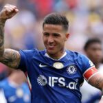 Enzo Fernandez z Chelsea oslavuje víťazstvo po semifinálovom zápase Emirates FA Cup medzi Chelsea a Leeds United na štadióne Wembley 26. apríla 2026 v Londýne v Anglicku.