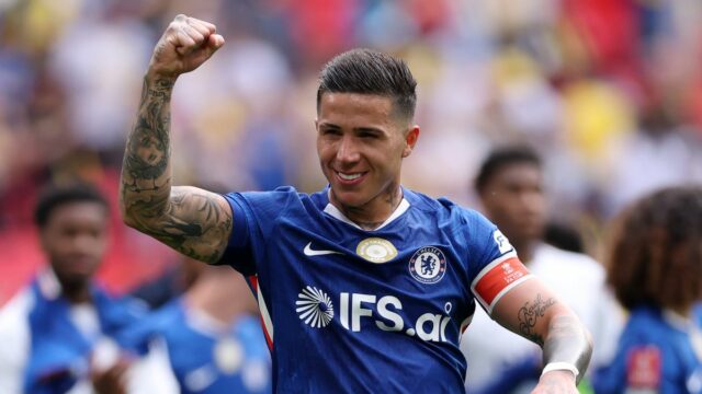Enzo Fernandez z Chelsea oslavuje víťazstvo po semifinálovom zápase Emirates FA Cup medzi Chelsea a Leeds United na štadióne Wembley 26. apríla 2026 v Londýne v Anglicku.