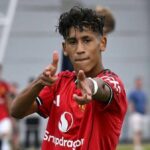 JJ Gabriel z Manchestru United oslavuje štvrtý gól svojho tímu v zápase počas Premier League hráčov do 18 rokov medzi Manchester United U18 a Middlesbrough U18 na tréningovom ihrisku Carrington.