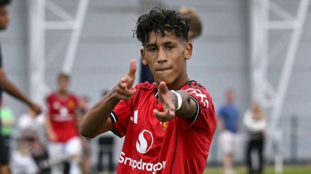 Prehľad roka JJ Gabriela od plánu prvého tímu po silné JJ Gabriel z Manchestru United oslavuje štvrtý gól svojho tímu v zápase počas Premier League hráčov do 18 rokov medzi Manchester United U18 a Middlesbrough U18 na tréningovom ihrisku Carrington.