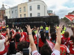 Prehliadka trofejí Arsenalu NAŽIVO: Streamujte podrobnosti, keď sa v severnom Londýne začínajú oslavy titulu Trasa prehliadky trofejí Arsenalu