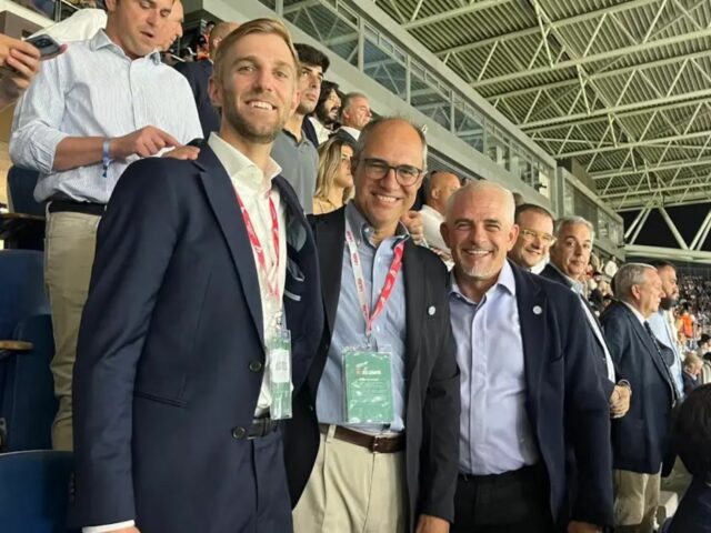 Premier League má „spätný“ systém Obrázok cez La Grada. Brad Spiby s Alanom Paceom.