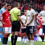 MANCHESTER, ANGLICKO - 17. MÁJ: Morgan Gibbs-White z Nottinghamu Forest sa rozpráva s rozhodcom Michaelom Salisburym po tom, čo udelil druhý gól Matheusovi Cunhovi z Manchestru United po kontrole VAR počas zápasu Premier League medzi Manchestrom United a Nottinghamom Forest na Old Trafford 17. mája 2026 v Manchestri v Anglicku. (Foto: Molly Darlington/Getty Images)