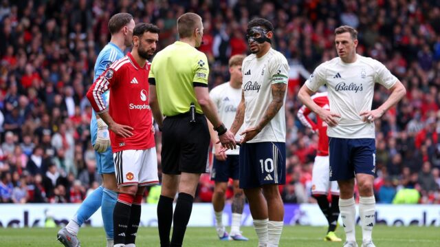 MANCHESTER, ANGLICKO - 17. MÁJ: Morgan Gibbs-White z Nottinghamu Forest sa rozpráva s rozhodcom Michaelom Salisburym po tom, čo udelil druhý gól Matheusovi Cunhovi z Manchestru United po kontrole VAR počas zápasu Premier League medzi Manchestrom United a Nottinghamom Forest na Old Trafford 17. mája 2026 v Manchestri v Anglicku. (Foto: Molly Darlington/Getty Images)