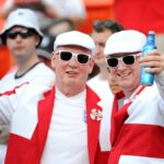 Anglickí fanúšikovia držia pivo