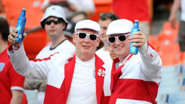 Prepitné prepitné na majstrovstvách sveta, ktoré toto leto ohrozí zdravie Anglickí fanúšikovia držia pivo