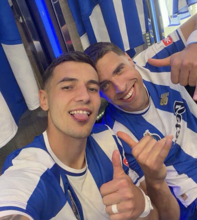 Prepožičaný hráč Arsenalu oslavuje zisk ligového titulu
