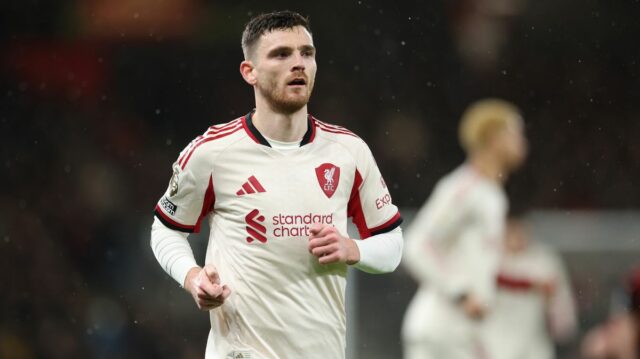 Prestup Tottenhamu za Andyho Robertsona má veľký zvrat, pretože prichádza Andy Robertson počas zápasu Premier League medzi Bournemouthom a Liverpoolom na Vitality Stadium.