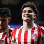 Útočník Atlética Madrid Julian Alvarez oslavuje