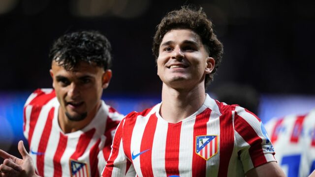 Prestupový zvrat Arsenalu, keď Barcelona plánuje ďalší krok po dohodách Útočník Atlética Madrid Julian Alvarez oslavuje
