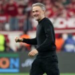 Španielsky tréner Paris Saint-Germain Luis Enrique (vľavo) reaguje po boku španielskeho trénera Arsenalu Mikela Artetu (vpravo) počas semifinálového druhého zápasu Ligy majstrov UEFA medzi Parížom Saint-Germain (PSG) a Arsenalom na štadióne Parc des Princes