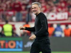Prevaha PSG vo finále Ligy majstrov nad Arsenalom je jasná po zásahu Liverpoolu Španielsky tréner Paris Saint-Germain Luis Enrique (vľavo) reaguje po boku španielskeho trénera Arsenalu Mikela Artetu (vpravo) počas semifinálového druhého zápasu Ligy majstrov UEFA medzi Parížom Saint-Germain (PSG) a Arsenalom na štadióne Parc des Princes