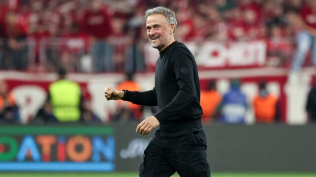 Španielsky tréner Paris Saint-Germain Luis Enrique (vľavo) reaguje po boku španielskeho trénera Arsenalu Mikela Artetu (vpravo) počas semifinálového druhého zápasu Ligy majstrov UEFA medzi Parížom Saint-Germain (PSG) a Arsenalom na štadióne Parc des Princes