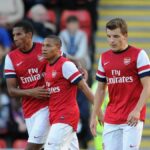 LONDÝN, ANGLICKO - 30. JÚLA: Wellington Silva oslavuje svoj druhý gól a druhý gól Arsenalu s Isaacom Haydenom a Thomasom Eisfeldom počas predsezónneho priateľského zápasu medzi Leyton Orient a Arsenalom XI na Matchroom Stadium 30. júla 2013 v Londýne v Anglicku. (Foto David Price/Arsenal FC cez Getty Images)