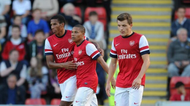 Pri debute v Arsenale som bol partnerom Mikela Artetu, ale LONDÝN, ANGLICKO - 30. JÚLA: Wellington Silva oslavuje svoj druhý gól a druhý gól Arsenalu s Isaacom Haydenom a Thomasom Eisfeldom počas predsezónneho priateľského zápasu medzi Leyton Orient a Arsenalom XI na Matchroom Stadium 30. júla 2013 v Londýne v Anglicku. (Foto David Price/Arsenal FC cez Getty Images)