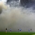 Futbalový štadión zaplnil dym, pretože všetci boli nútení evakuovať