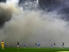 Pri evakuácii futbalistov a fanúšikov v Štokholmskej jahodovej aréne vypukol požiar Futbalový štadión zaplnil dym, pretože všetci boli nútení evakuovať