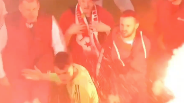 Pri manickej invázii na ihrisku je brankár „zasiahnutý svetlicou“ so Pražské derby upadá do chaosu, keď fanúšikovia vtrhli na ihrisko s dymovnicami