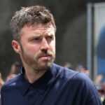 Michael Carrick sa pozerá