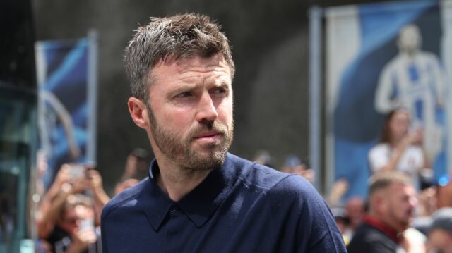 Michael Carrick sa pozerá 