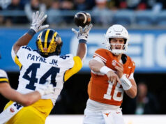 Príliš skorý návrh NFL na rok 2027: Arch Manning nie je celkovo číslo 1 31. decembra 2025; Orlando, FL, USA; Obranný líder Michigan Wolverines Damon Payne (44) tipuje prihrávku rozohrávača Texas Longhorns Archa Manninga (16) počas prvého polčasu na Camping World Stadium. Povinný kredit: Matt Pendleton-Imagn Images