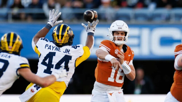 Príliš skorý návrh NFL na rok 2027: Arch Manning nie 31. decembra 2025; Orlando, FL, USA; Obranný líder Michigan Wolverines Damon Payne (44) tipuje prihrávku rozohrávača Texas Longhorns Archa Manninga (16) počas prvého polčasu na Camping World Stadium. Povinný kredit: Matt Pendleton-Imagn Images
