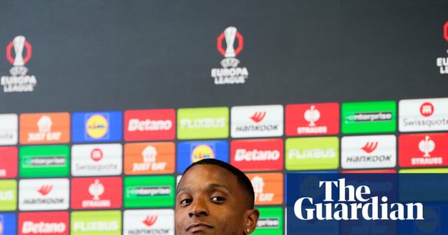 'Princ William ma raz nazval Rolls-Royce': Ezri Konsa sa teší kráľovskému uznaniu v Aston Villa | Aston Villa
