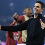 Mikel Arteta ukazuje
