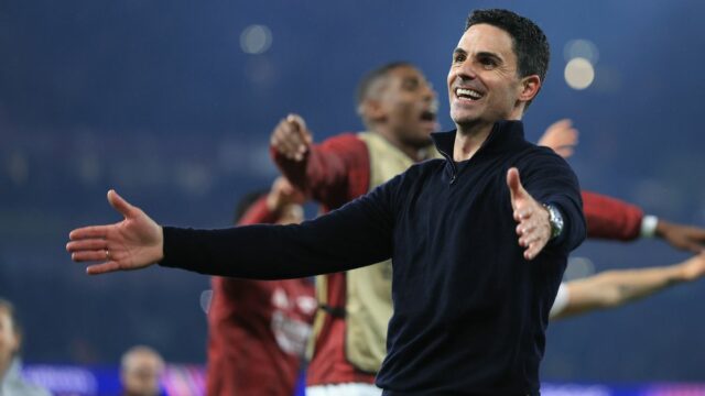 Mikel Arteta ukazuje