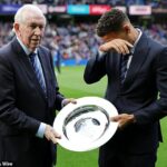 James Tavernier ukazuje svoje emócie, keď mu odovzdáva plaketu od ikony Ibrox Johna Greiga