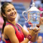 Oporný tím trénera Andrewa Richardsona a Emmy Raducanu oslavuje víťazstvo na US Open v roku 2021