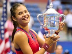 Raducanu sa spája s trénerom z víťazstva na US Open Oporný tím trénera Andrewa Richardsona a Emmy Raducanu oslavuje víťazstvo na US Open v roku 2021