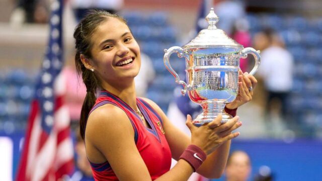 Oporný tím trénera Andrewa Richardsona a Emmy Raducanu oslavuje víťazstvo na US Open v roku 2021