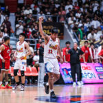 Rain or Shine Jhonard Clarito z Elasto Painters počas zápasu proti Barangay Ginebra Gin Kings v semifinále PBA Commissioner's Cup v roku 2026.