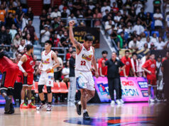 Rain or Shine prežije Ginebru a vedie v semifinále 1:0 Rain or Shine Jhonard Clarito z Elasto Painters počas zápasu proti Barangay Ginebra Gin Kings v semifinále PBA Commissioner's Cup v roku 2026.