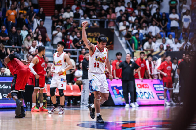 Rain or Shine Jhonard Clarito z Elasto Painters počas zápasu proti Barangay Ginebra Gin Kings v semifinále PBA Commissioner's Cup v roku 2026.