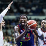 Rain or Shine Jaylen Johson z Elasto Painters počas zápasu proti Barangay Ginebra Gin Kings v semifinále PBA Commissioner's Cup v roku 2026.