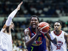 Rain or Shine výbuchy Ginebra remizovala semifinále na 2-2 Rain or Shine Jaylen Johson z Elasto Painters počas zápasu proti Barangay Ginebra Gin Kings v semifinále PBA Commissioner's Cup v roku 2026.