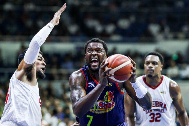 Rain or Shine výbuchy Ginebra remizovala semifinále na 2-2 Rain or Shine Jaylen Johson z Elasto Painters počas zápasu proti Barangay Ginebra Gin Kings v semifinále PBA Commissioner's Cup v roku 2026.